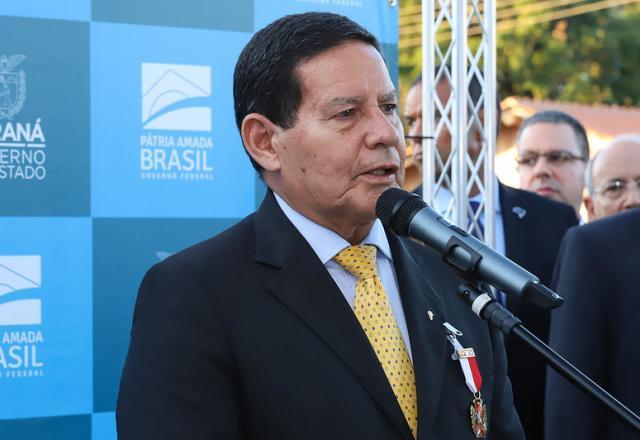 "É preciso ter um auxílio mais robusto", diz Mourão