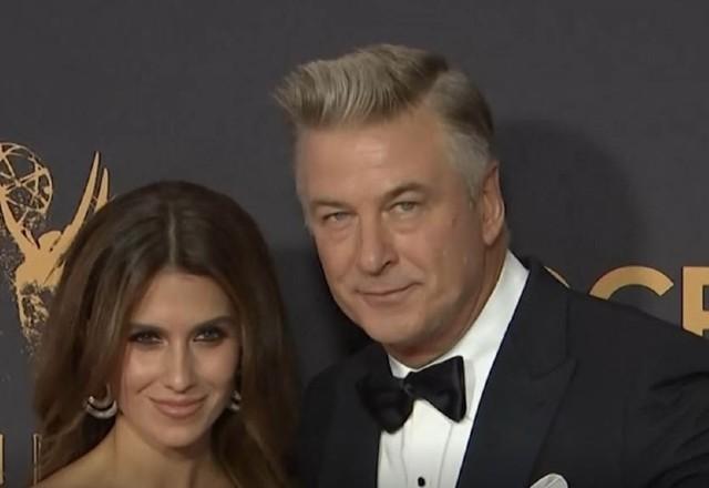 Ouça áudio da ligação de emergência após Alec Baldwin atirar e atingir diretora