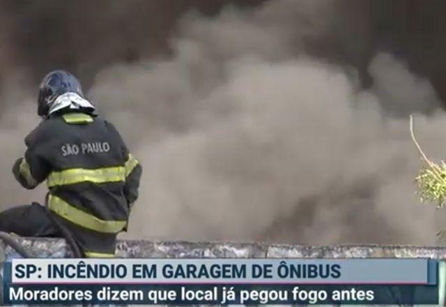 Incêndio em garagem destroi ônibus e carretas em SP