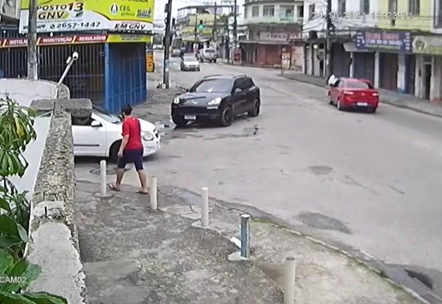 Técnico em eletrônica pega Porsche na oficina e é rendido por assaltantes