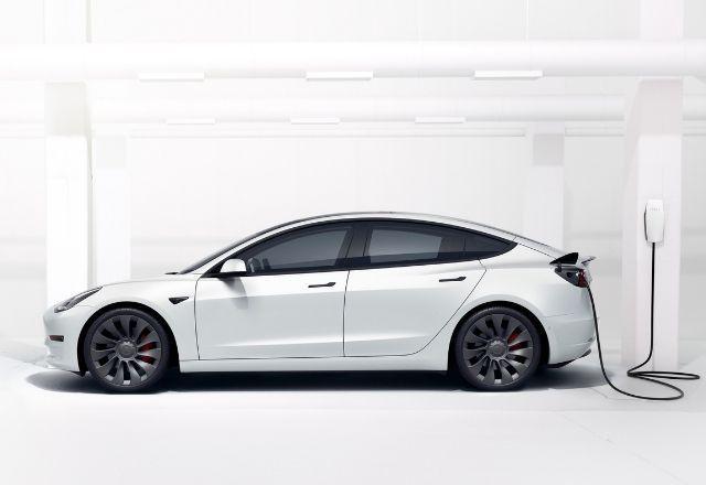 Uber compra 50 mil carros Tesla para eletrificar frota nos EUA