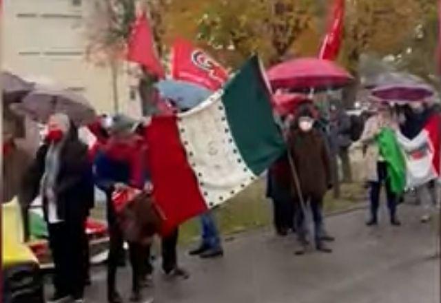 Cidade italiana tem protestos a favor e contra Bolsonaro