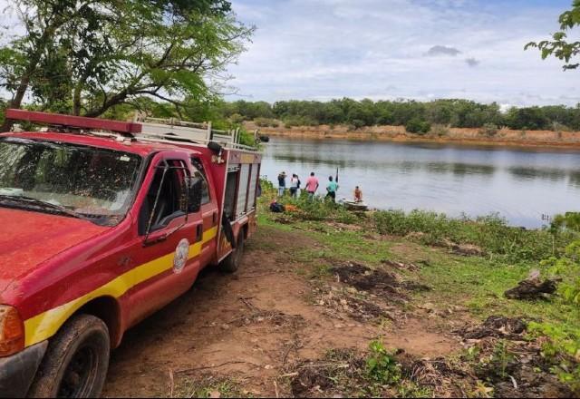 Homem que fugia de abelhas morre ao pular em lago com piranhas em MG