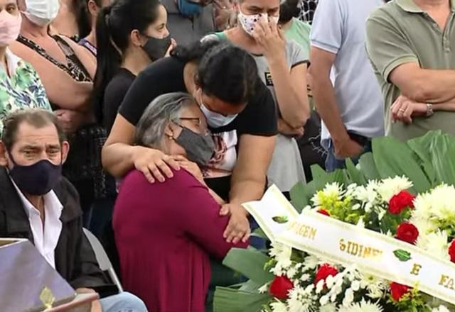 Corpos de bombeiros mortos no interior de SP são sepultados