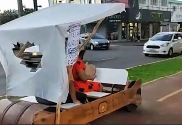 Dupla constrói carro dos Flintstones em protesto contra preço da gasolina