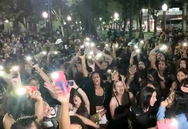 Fãs de Marília Mendonça lotam praça de Caratinga (MG) em homenagem