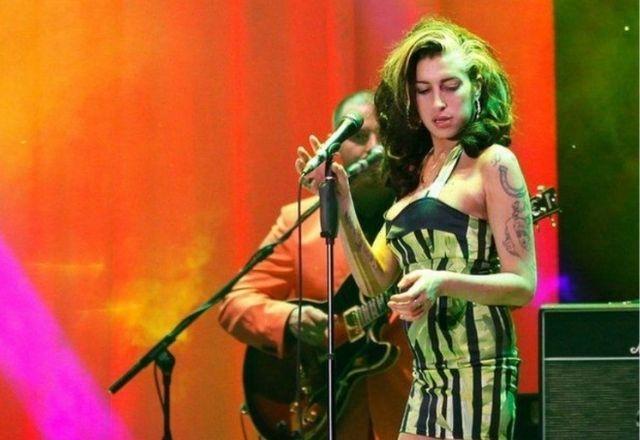 Vestido do último show de Amy Winehouse é vendido por US$ 243,2 mil