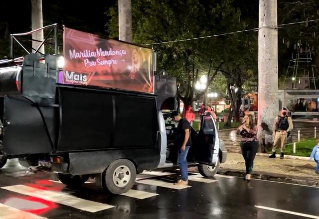 Fãs de Marília Mendonça realizam tributo à cantora em Caratinga (MG)