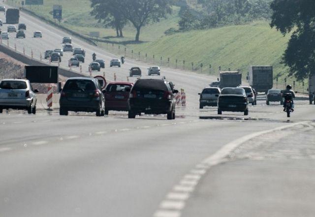 Mais de 3 milhões de veículos devem deixar SP durante o feriado