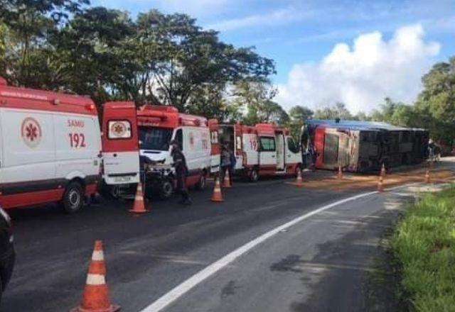 Ônibus de turismo tomba no litoral norte de SP; há mortos e feridos