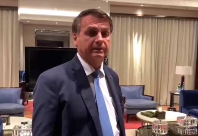 Bolsonaro mostra hospedagem em Bahrein e volta a falar que é 0800