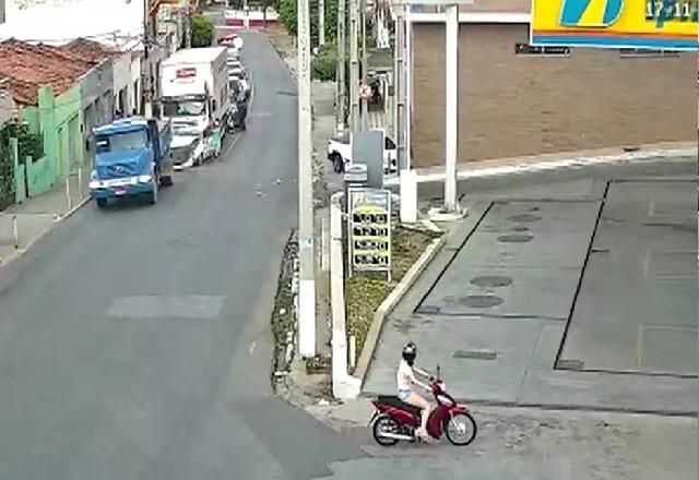 Caminhão com carga pesada perde controle e esmaga carro