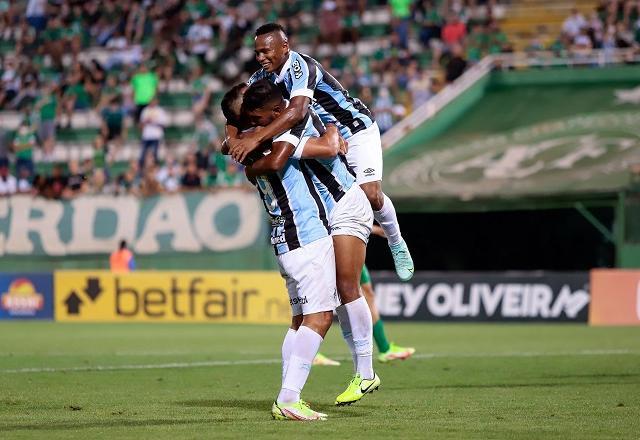 Grêmio bate Chapecoense e esboça reação no Brasileirão