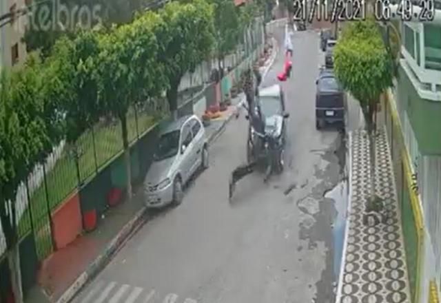 Vídeo: motoqueiro "voa" após colidir com carro na zona sul de São Paulo