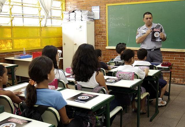 Proerd, ação de prevenção às drogas em escolas, é ineficaz, diz estudo