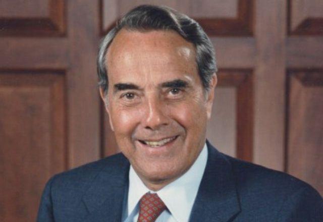 Ex-senador republicano Bob Dole morre aos 98 anos