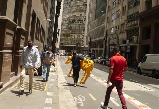 "Vaca Magra" é retirada da frente do prédio da Bolsa de Valores em SP