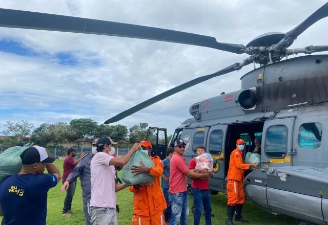 Helicópteros da Marinha levam mantimentos para o sul da Bahia