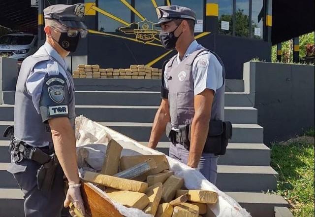 Polícia apreende maconha escondida em caixão dentro de carro funerário