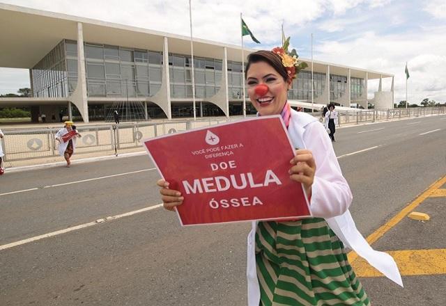 Michelle Bolsonaro se fantasia de palhaço em ato por doação de medula