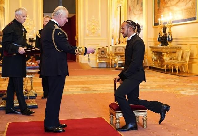 Lewis Hamilton recebe a mais alta honraria da coroa britânica