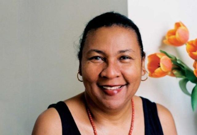 Escritora e ativista Bell Hooks morre aos 69 anos