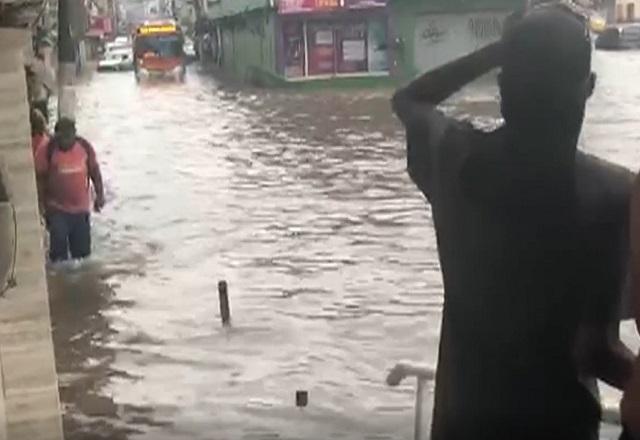 Chuva não dá trégua e deixa bairro embaixo d'água em Nova Iguaçu (RJ)