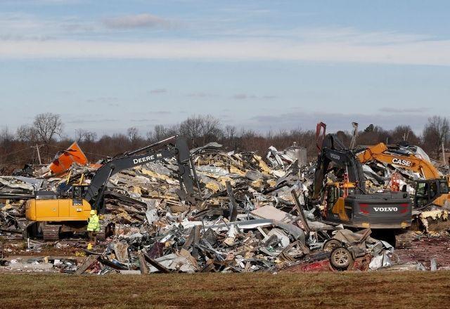 Funcionários processam fábrica de velas atingida por tornado nos EUA