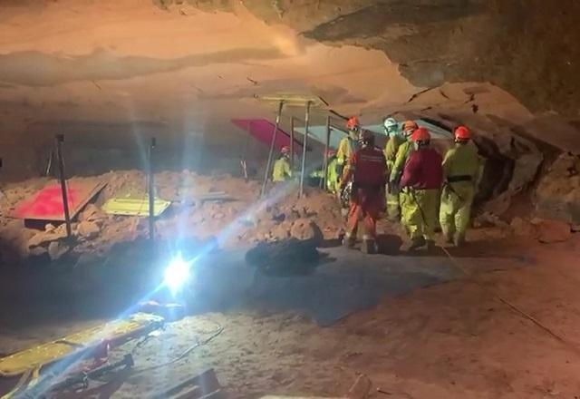 Dono de escola de treinamentos é indiciado por morte de bombeiros em gruta