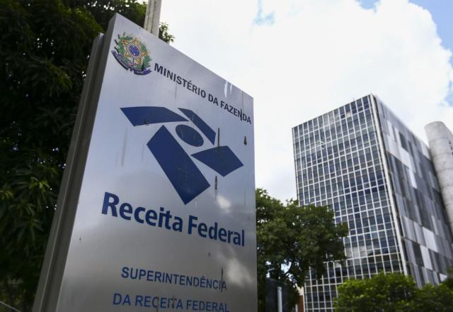 Auditores da Receita Federal aprovam paralisação das atividades