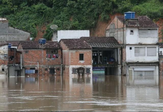 Poder Expresso: chuvas na Bahia, vacinação de crianças e viagem de Bolsonaro