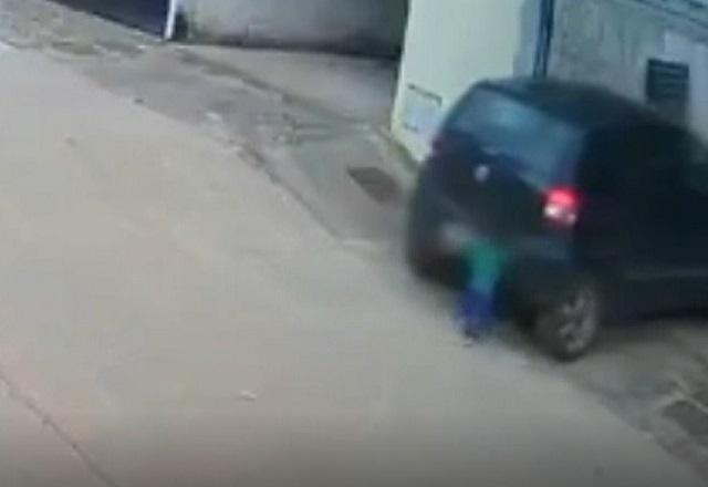 Pai sai de garagem com carro e atropela filho de um ano