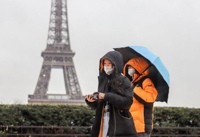 França registra recorde com mais de 322 mil novos casos de covid