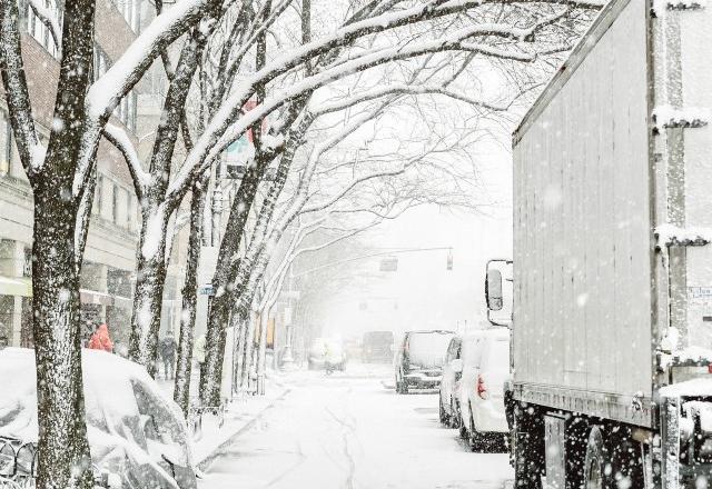 Tempestade de neve atinge Estados Unidos e voos são cancelados