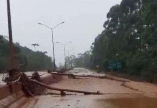 Barragem da Mina de Pau Branco transborda em Nova Lima, MG