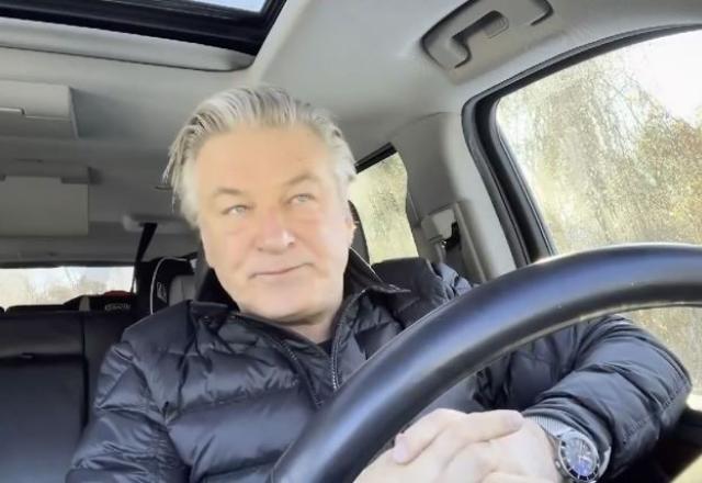 Alec Baldwin não entrega celular para investigação de morte em set