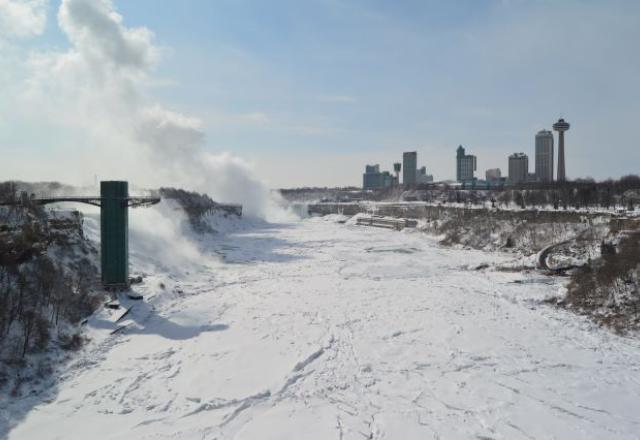 Tempestade de neve nos EUA causa quedas de energia e adia voos