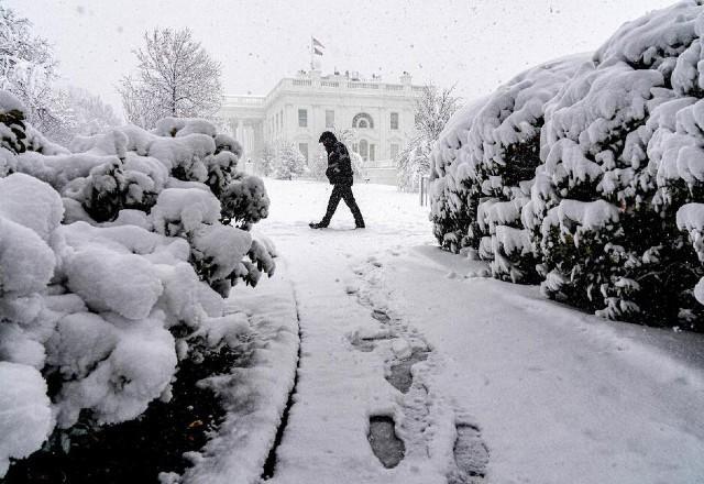 Tempestade de neve causa suspensão de voos nos Estados Unidos