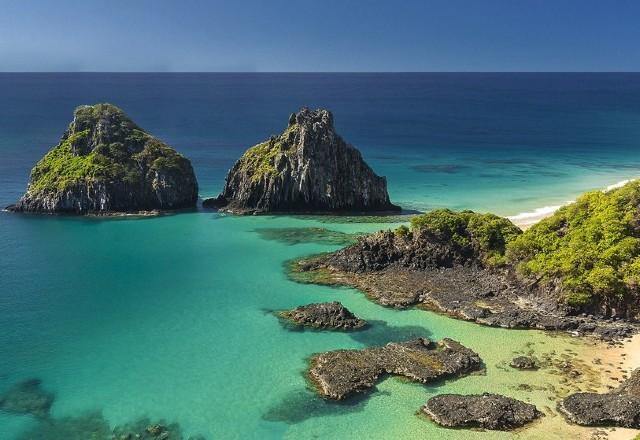 Fernando de Noronha exige dose de reforço para turistas acima de 55 anos