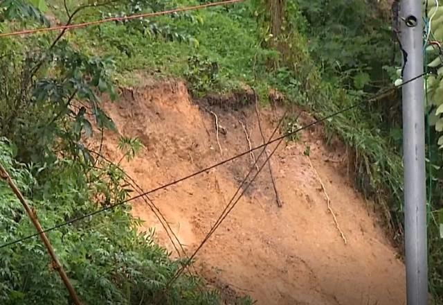 Criança morre após casa ser atingida por deslizamento de terra