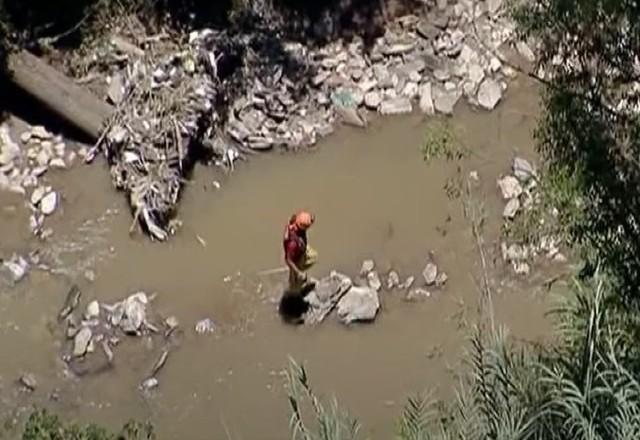 Bombeiros continuam busca por pedreiro arrastado por enxurrada em SP