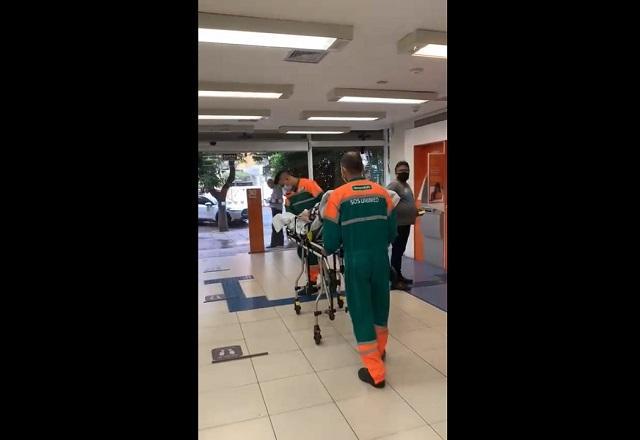 Idosa é levada de ambulância até banco para fazer prova de vida do INSS