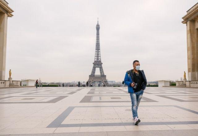 França barra entrada de não vacinados em restaurantes e pontos turísticos