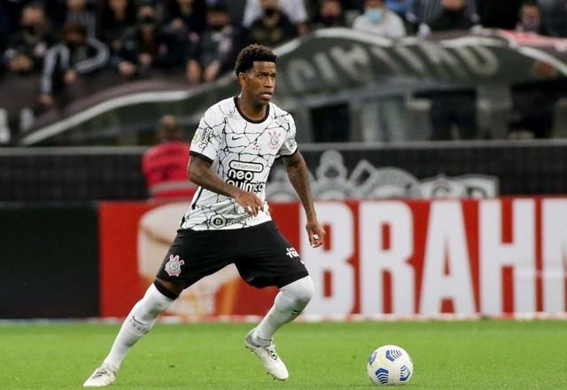 Corinthians renova contrato do zagueiro Gil até o fim de 2023