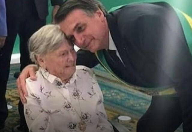 Bolsonaro participa da missa de sétimo dia de sua mãe