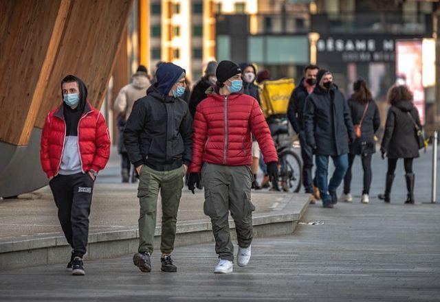 Centro Europeu reduz tempo de isolamento para vacinados que pegarem covid