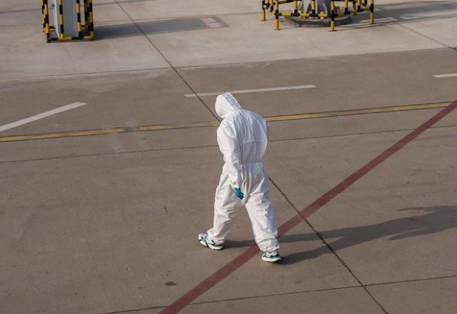 Ômicron pode mesmo causar fim da pandemia? Especialistas explicam