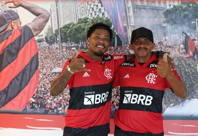 Emocionado, Marinho é apresentado no Flamengo ao lado do pai