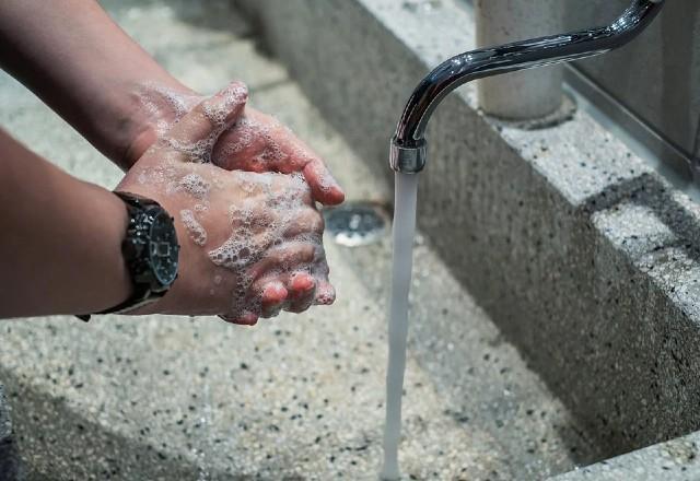 Subvariante da Ômicron é ainda mais contagiosa, aponta estudo