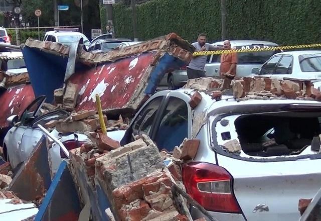 Marquise de funilaria desaba e destroços caem sobre carros